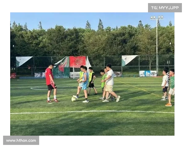 杭州举办全龄段足球赛事U6至U60齐上阵最小选手仅五岁燃动绿茵场 杭州举办全龄段足球赛事U6至U60齐上阵最小选手仅五岁燃动绿茵场